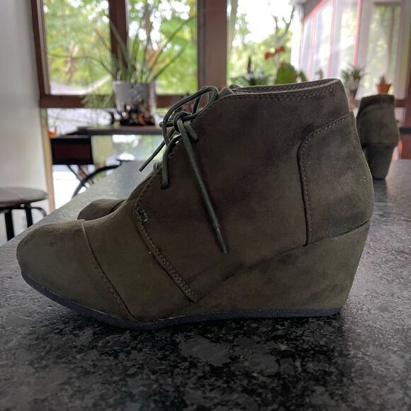 Forever Suede Ankle Booties Khaki wedge heel, tie closure, plaid lining BNWOB - Picture 5 of 8